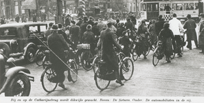 863298 Afbeelding van het drukke verkeer met veel fietsers op en rond de Catharijnebrug te Utrecht, met op de ...